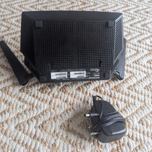 NETGEAR Cable Modem WiFi Router Combo C6220 | AC1200 | DOCSIS 3.0 | 300 Mbps - Picture 2 of 2